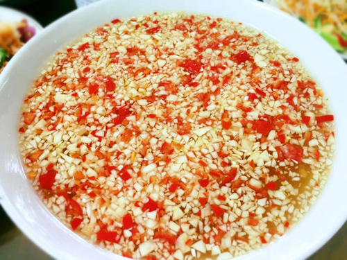 Nước mắm tỏi ớt phù hợp với nhiều món ăn